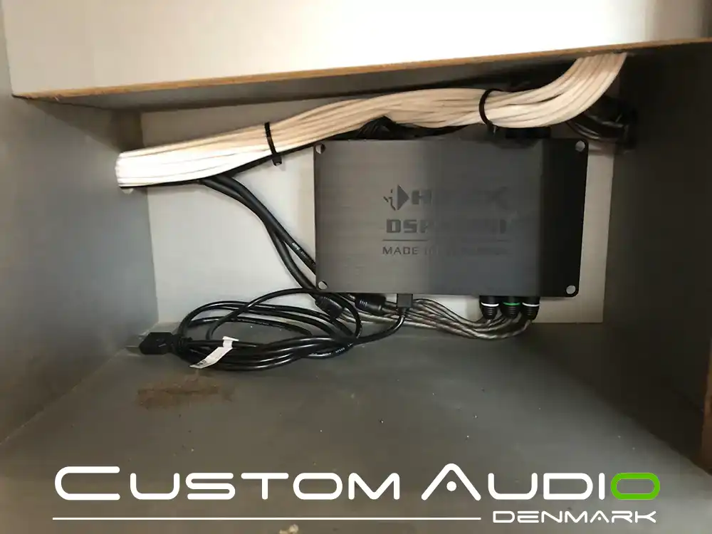 Custom Audio marine stereo monteringsbillede Sealine sc35